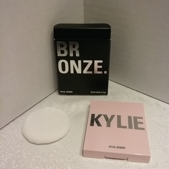 Kylie Jenner Bronzing Powder in Tequila Tan - Picture 2 of 7